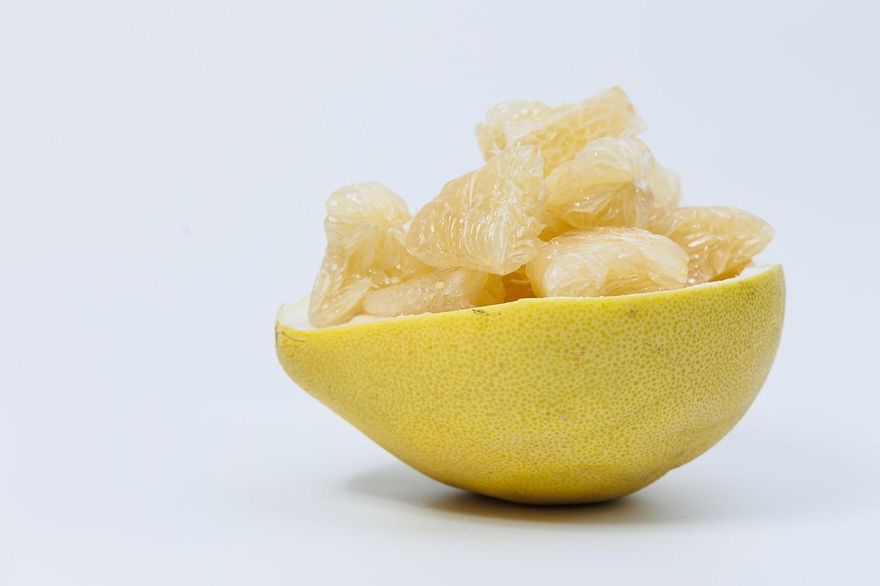 網傳「柚子配優酪乳」會中毒？食藥署揭：會造成腸胃不適