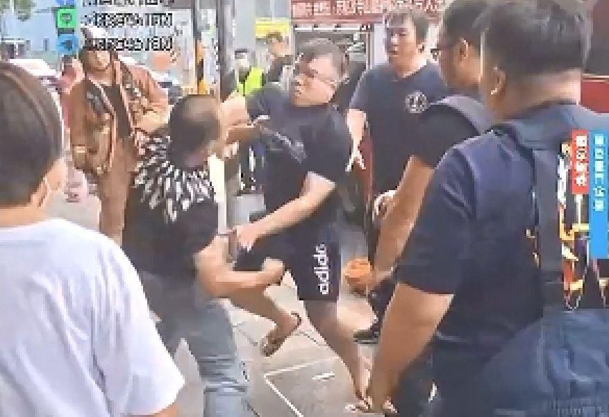 討10萬！中和債主踹門噴滅火器、爆發全武行　遭壓制逮捕