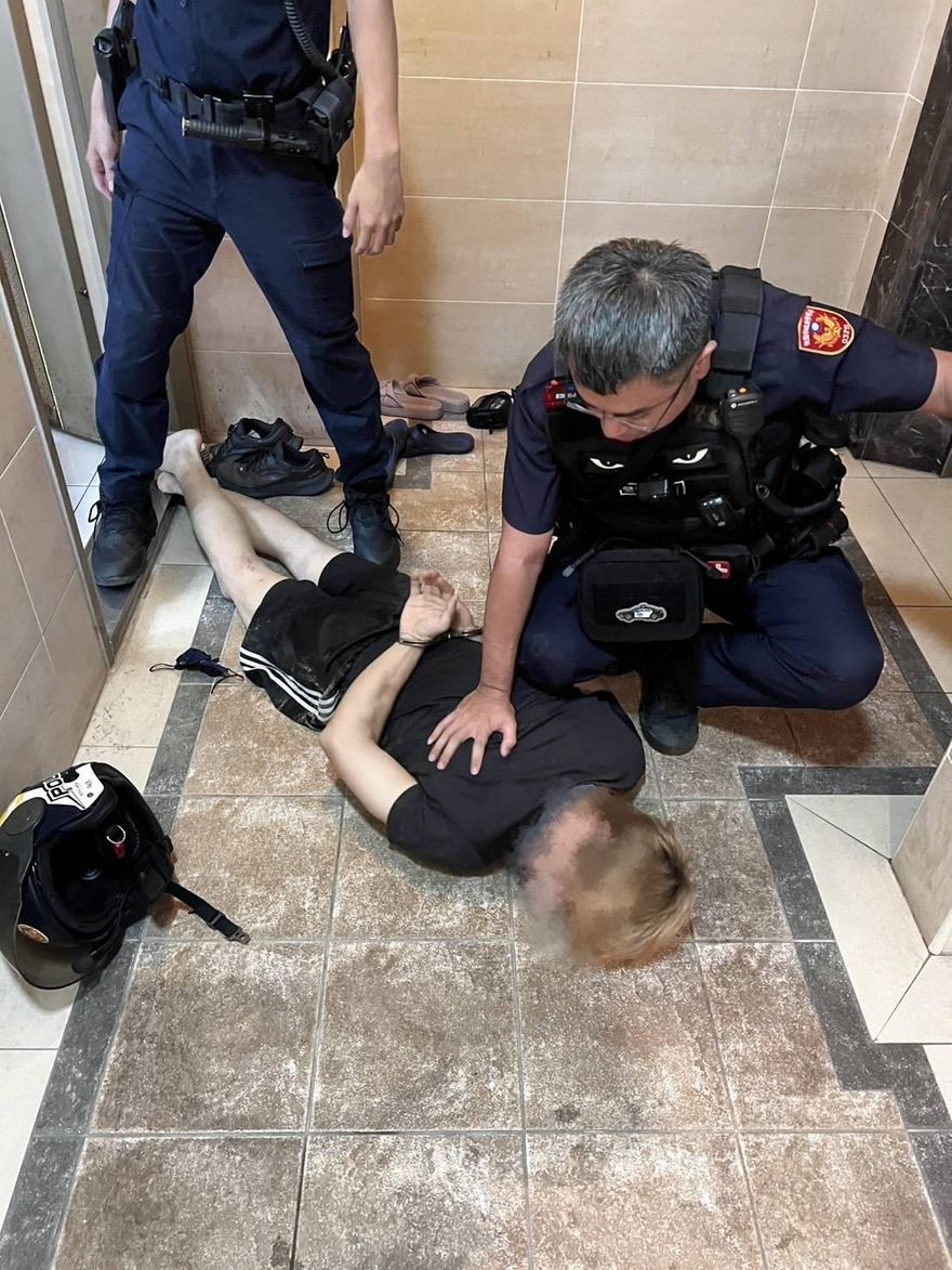 影/桃園通緝犯剛要出門就撞見警察！　反鎖大門遭甕中捉鱉