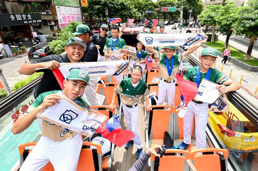 東園國小少棒凱旋遊行！睽違29年奪冠歸來　台北街頭沸騰
