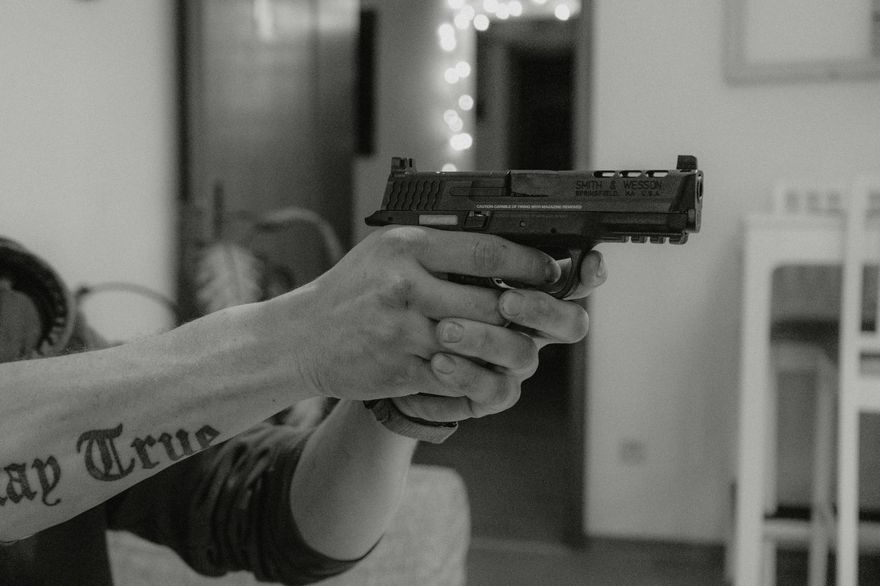 驅鳥釀悲劇！美父屋內開槍射鳥　14歲女兒意外遭擊中身亡