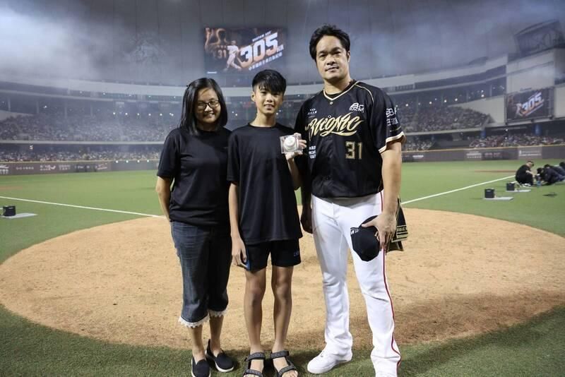 林智勝最後一轟創1史上最難破紀錄！母子球迷主動送回全壘打球
