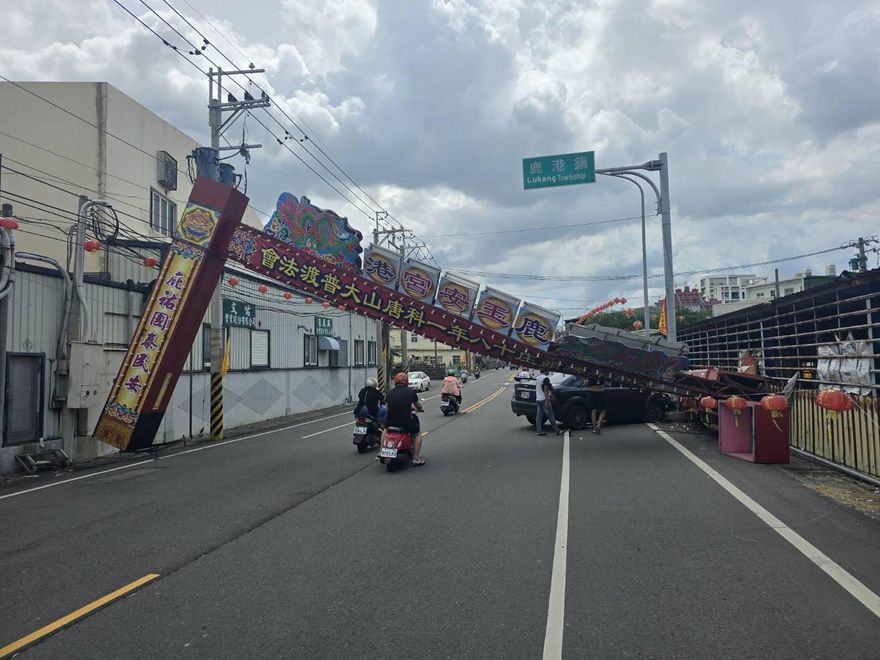 影/中台灣驚見「知名廟宇牌樓慘遭撞爛」！倒塌慘烈直擊