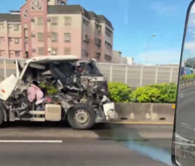 影/國1瑞隆段嚴重事故　2大車追尾「1車頭全毀」