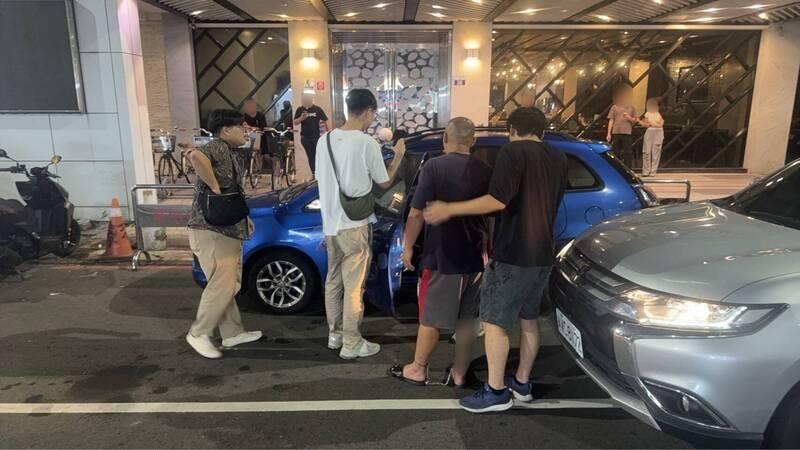 影/南投女趴引擎蓋遭男友拖行輾死　衣物毛髮卡車底