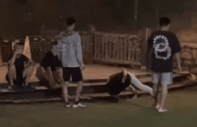 偷吃友人女友自請談判！頭腳撐地道歉　他：看起來更有誠意