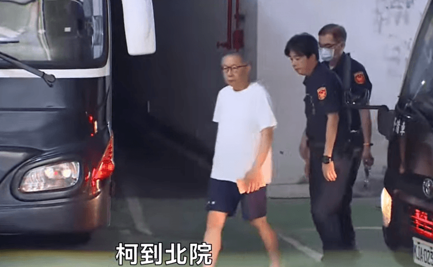 柯文哲身後執法人員神似賴清德！網全笑翻：親力親為？