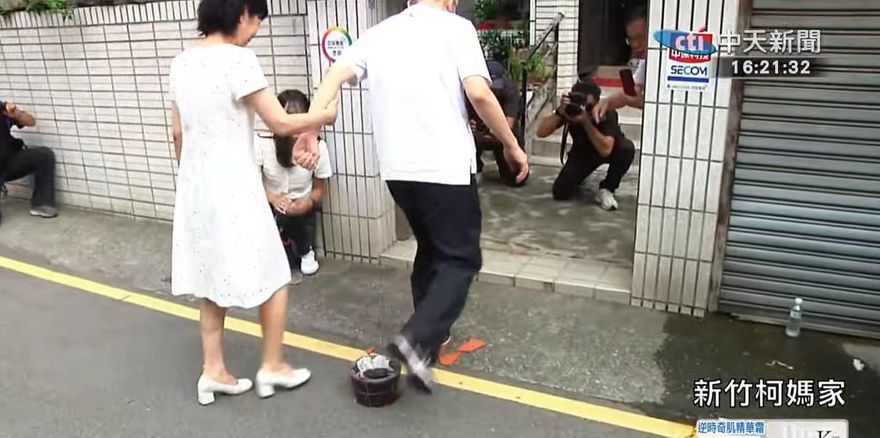 柯文哲交保返家踩瓦片、吃冰棒　民俗專家揭背後原因