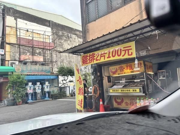 影/「兩片100元」活動結束還掛布條　台南雞排店遭棄單網不挺