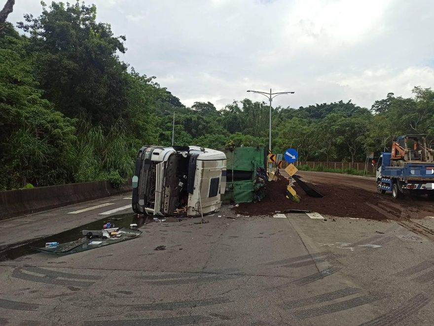 大翻車！台中大貨車下坡失速又超載　培養土灑滿路面