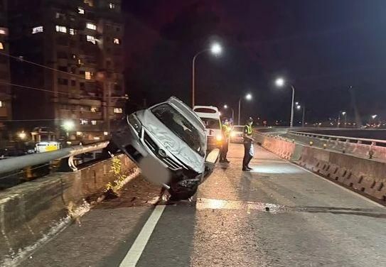 國道鬼月詭異失蹤案！轎車「高速撞護欄」後駕駛不見了