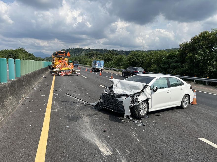 國3南雲路段驚傳車禍　小客車追撞清掃緩撞車車頭全毀