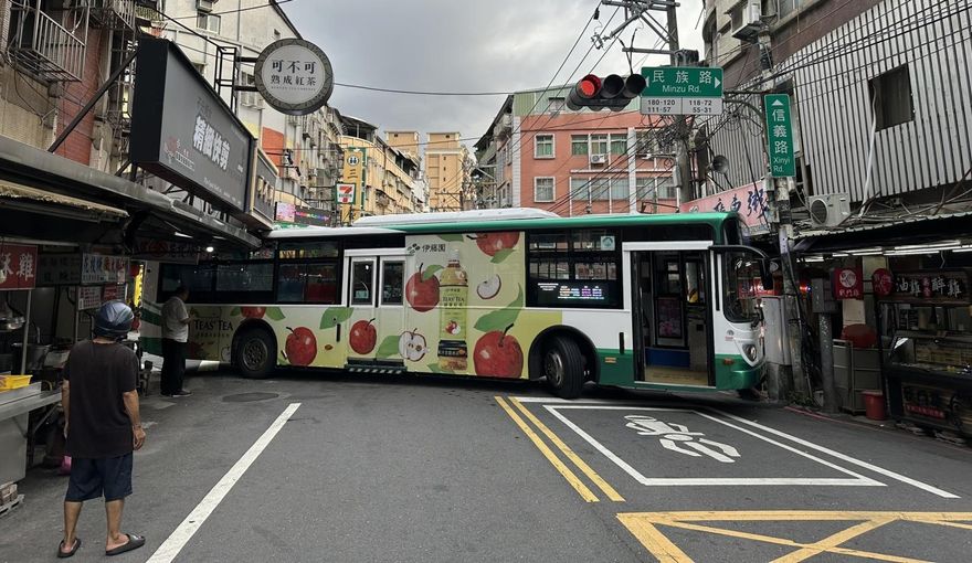 影/蘆洲公車自撞車禍　學生專車轉彎失控撞飲料店招牌