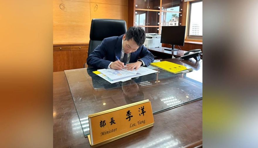 李洋簽下部長第一份公文！ 以身作則「每天運動30分鐘」