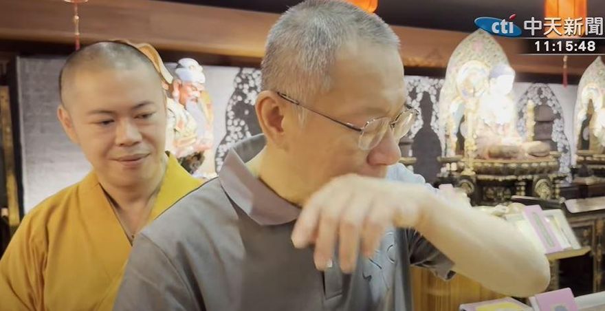 柯文哲落淚參拜父親牌位　本藏法師：爸爸在這很好