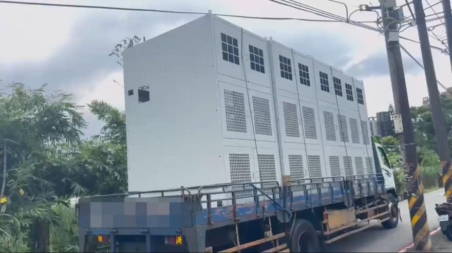 影/三峽大貨車勾電桿電線　駕駛爬上車卸除摔傷