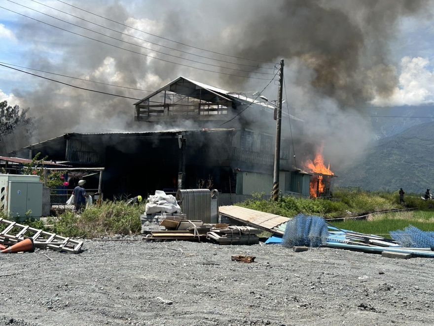 花蓮光復鄉兩層鐵皮民宅燒成骨架！　消防出動12車20人撲滅