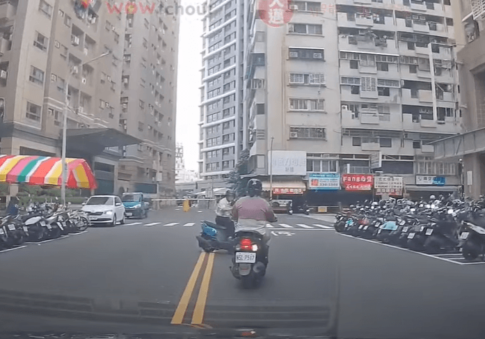 騎士逆向闖紅燈還罵人只為這件事　民眾目擊PO網警開罰
