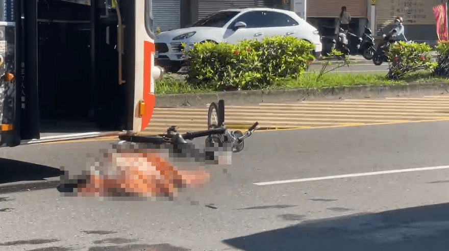 影/嘉義死亡車禍！8旬婦騎單車過馬路　遭右轉公車輾斃