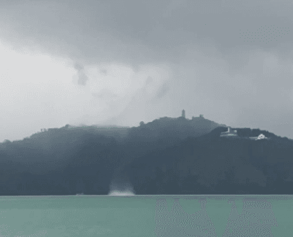 影/日月潭現水龍捲！漏斗雲直撲玄光寺　遊船驚險躲過