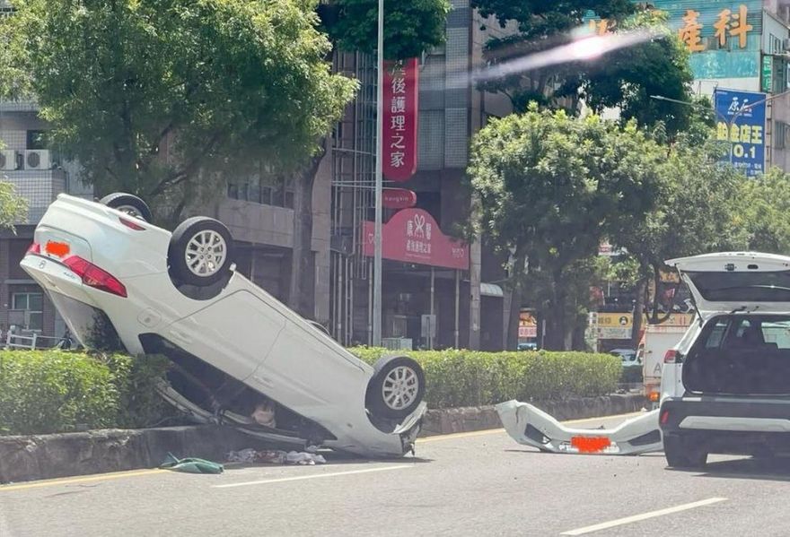 高雄慘烈大翻車！3車猛撞翻覆1人緊急送醫