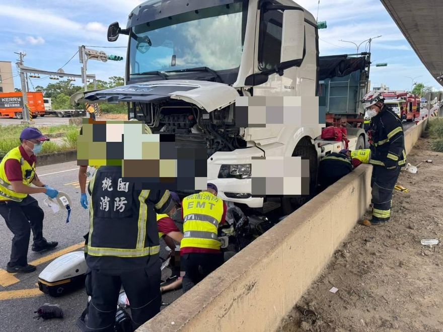 影/通通救不回來！桃園夫妻雙載「遭捲入砂石車底」全慘死