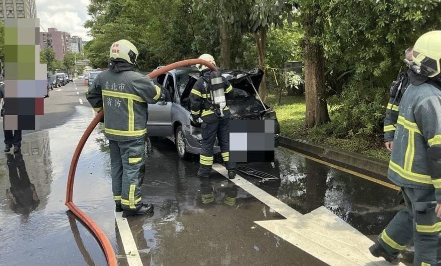 影/北市休旅車追撞貨車起火　2駕駛及時逃生