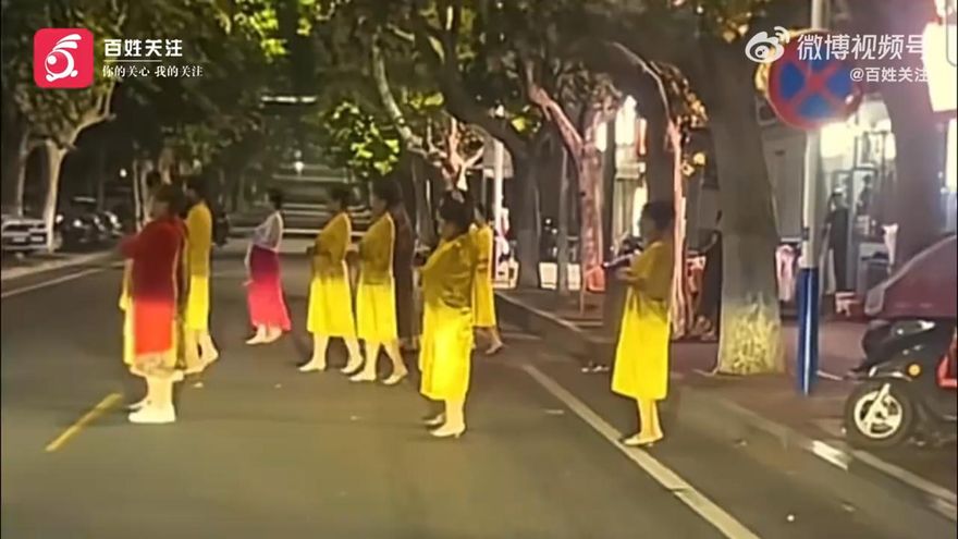 影/扯！山東大媽占車道嗨跳廣場舞　駕駛氣炸：還讓不讓過？