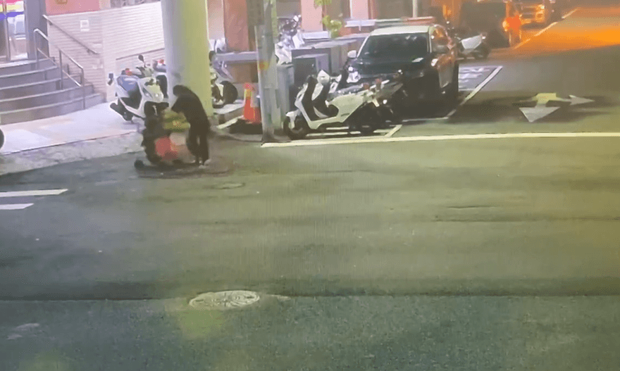 影/老公跑了！新竹婦帶2童深夜餓倒警所門口　暖警急通報