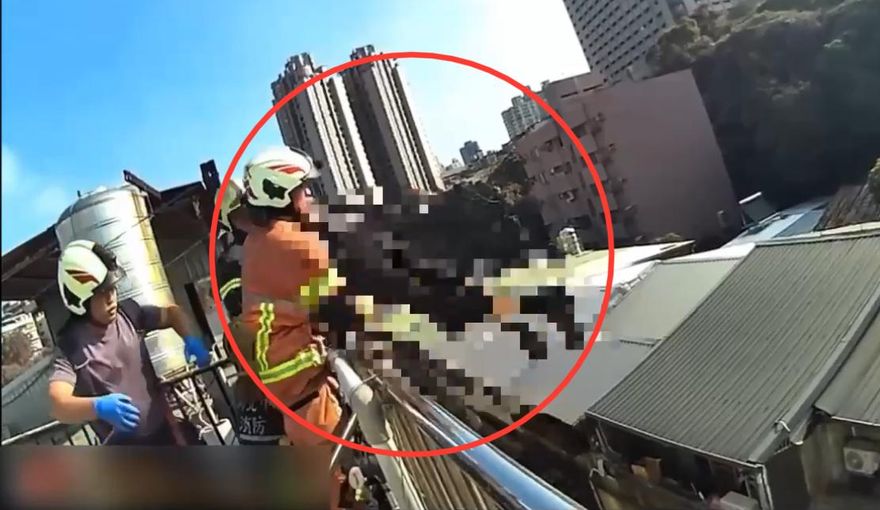 影/淡水翁想不開翻越頂樓欄杆　警消合力及時救回