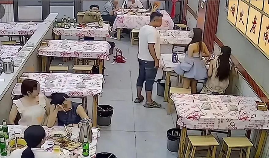 碰一下都不行！陸醉漢吃宵夜「摸鄰桌嫩妹頭」下場慘了