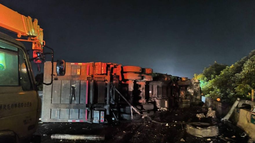 國1凌晨驚魂！聯結車撞破護欄　油箱噴飛墜地爆炸