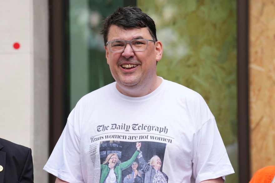 英知名喜劇導演發表針對跨性別者言論　遭五名警察逮捕