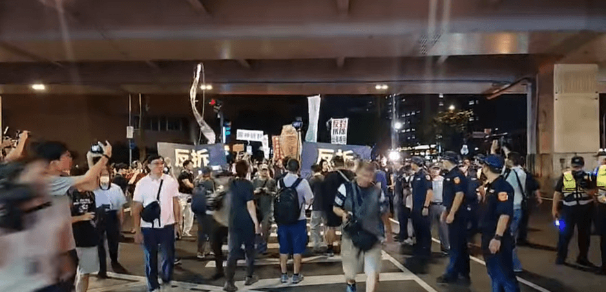 抗議拆除公館圓環爆衝突！民眾毆警影片曝光　網灌爆苗博雅臉書