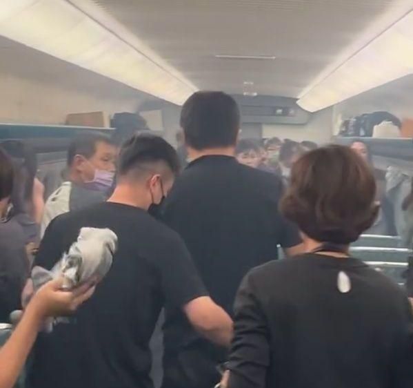 高鐵車廂燃燒災難！行動電源狂燃釀3傷「公共危險罪偵辦」