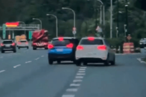 影/沒打燈硬切！國3白車「被擠進休息站」　全場看傻