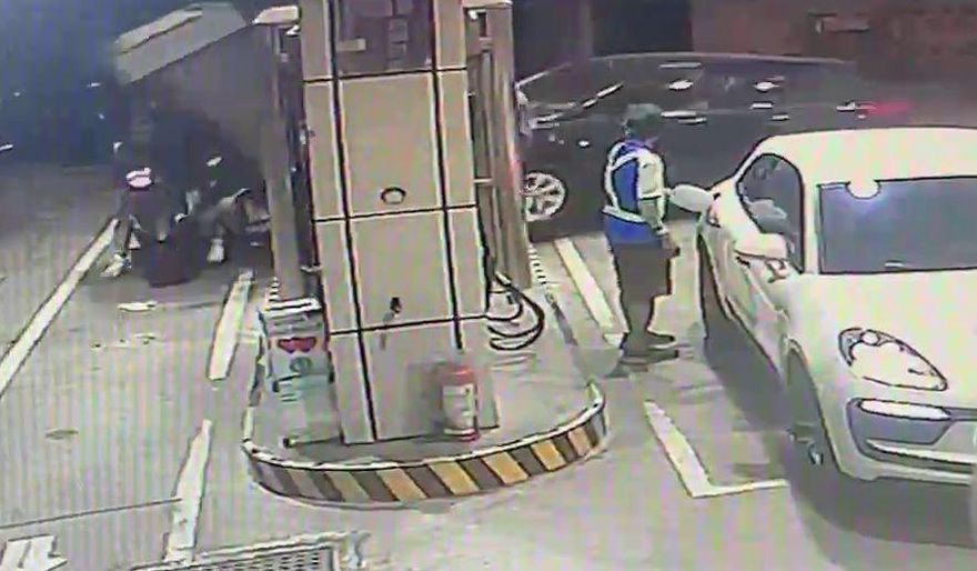 影/龜山小車進站暴衝　加油機遭撞倒壓到人「狂漏油」