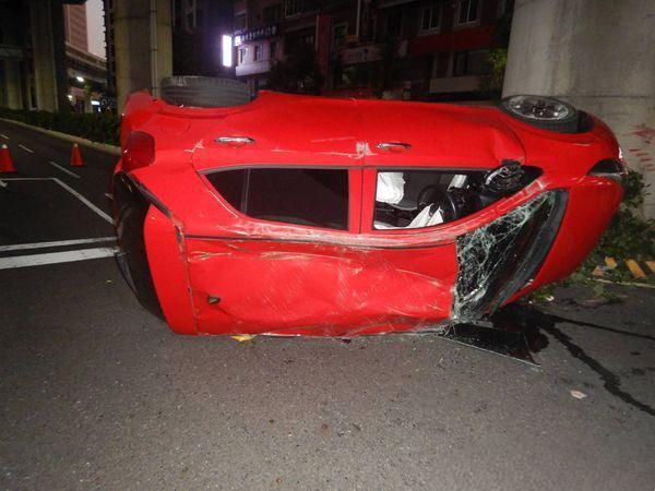 悚！台中左轉車撞直行車！29歲女遭甩飛重摔　一度命危