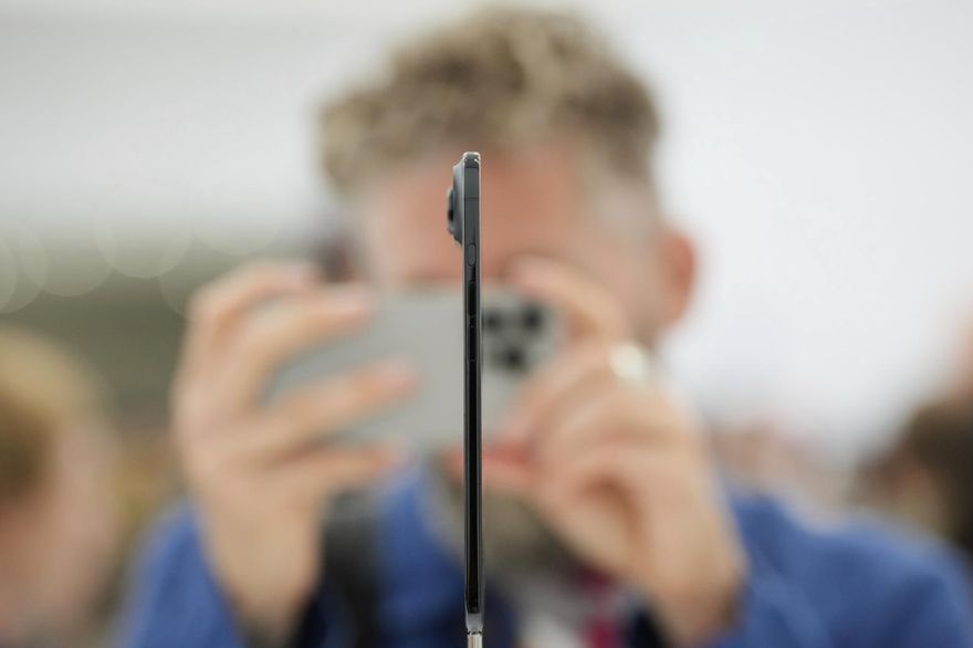 影/超薄「iPhone Air」不怕拗　外媒在蘋果高層前實測結果曝