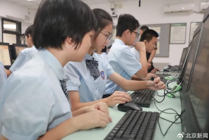 從娃娃抓起！北京中小學全面開設AI課　183萬學生全覆蓋