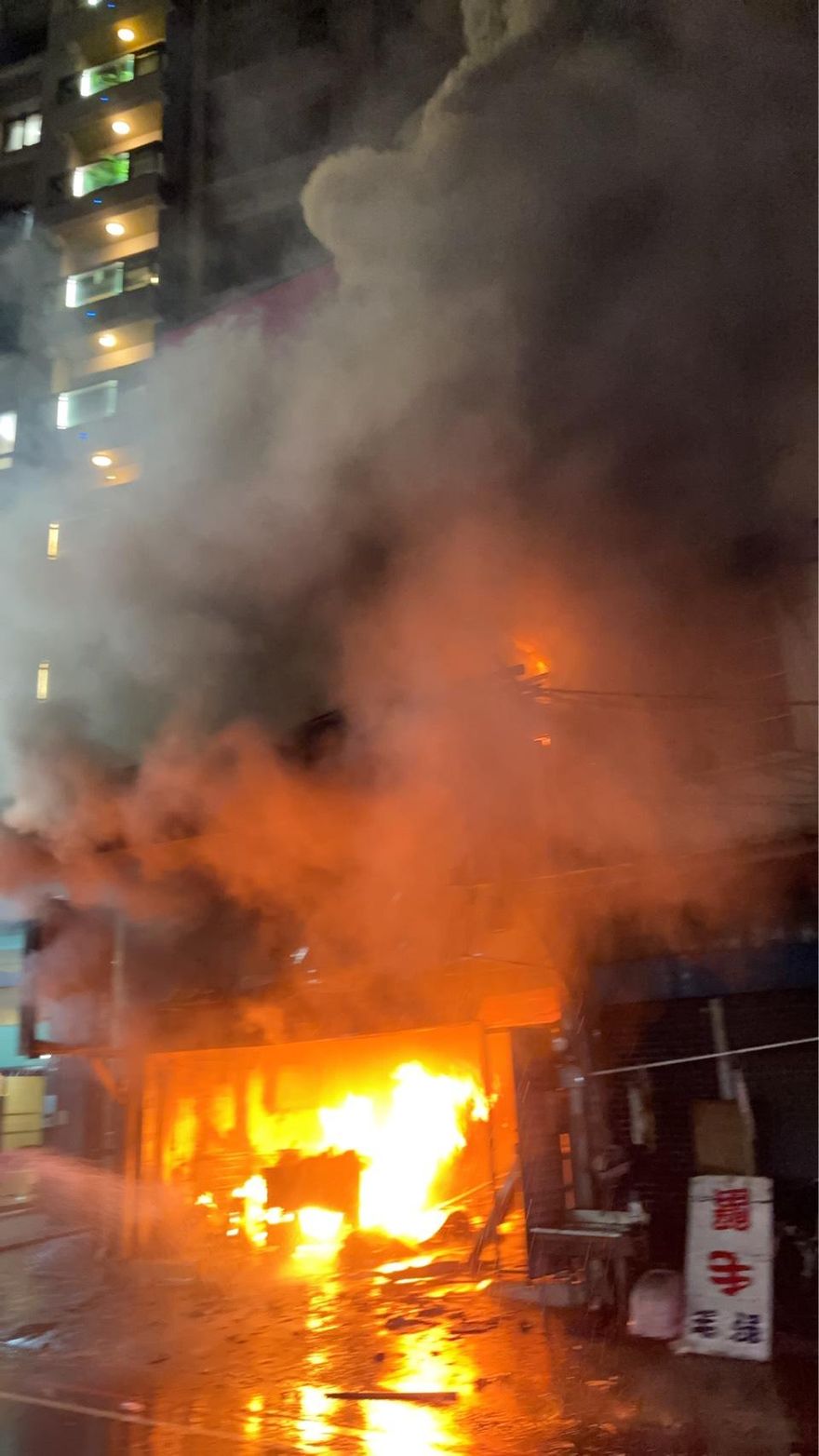 影/居民快關門窗！三重賣場大火直衝3樓　濃煙瀰漫整條街