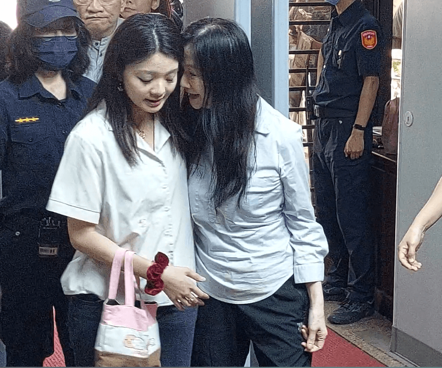 影/應曉薇正妹女兒不藏了！親嘴貼臉緊摟　送媽媽開羈押庭