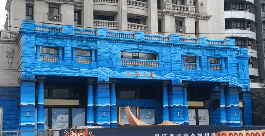 影/竹北「江海大樓」牛牛不見改披藍衣　在地人：像海產店