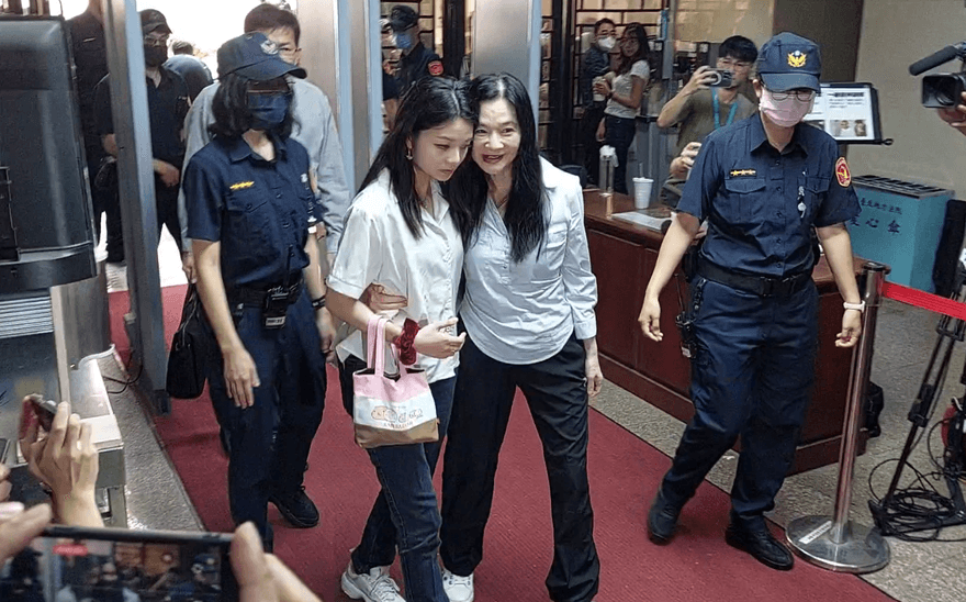 3000萬交保又變羈押？應曉薇痛哭泣不成聲：今早三叩首向媽媽道別