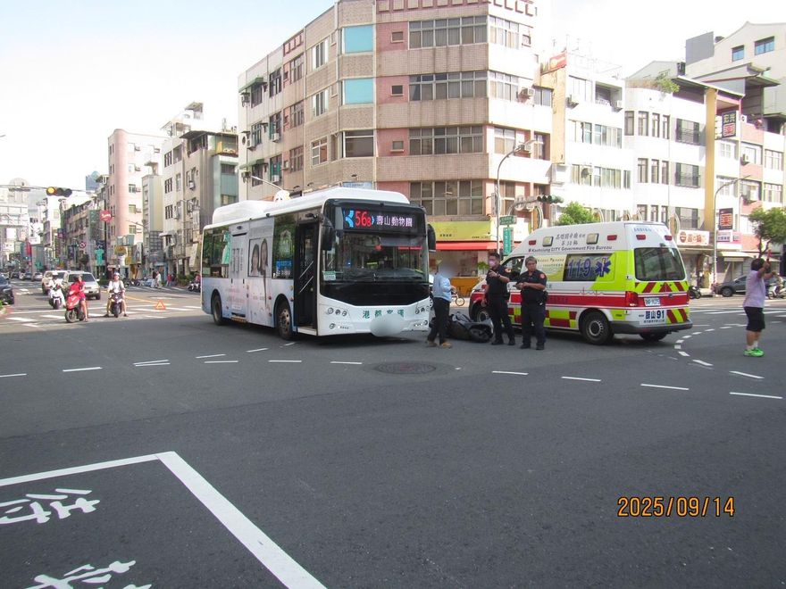 影/高雄75歲「行動神主牌」無視紅燈撞公車　最高罰1.1萬