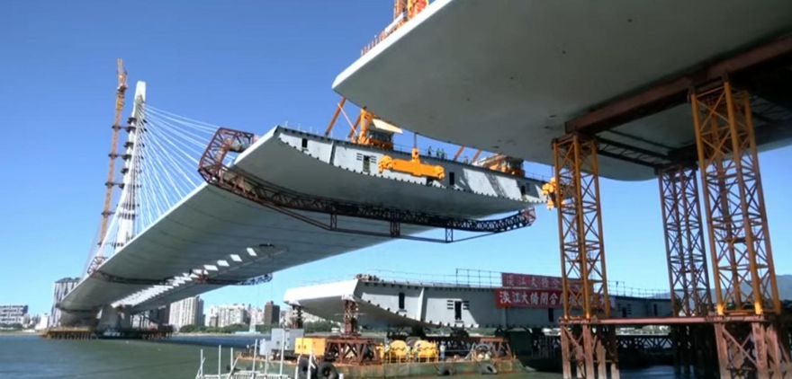 影/等了好久！淡江大橋最後鋼橋節塊就位　估明年5月通車