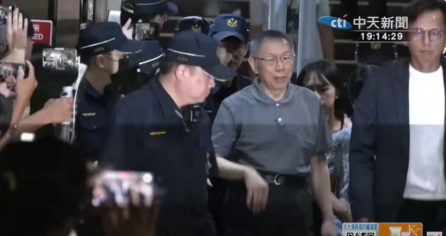 影/北院維持原交保裁定　柯文哲微笑離開與小草們握手致意