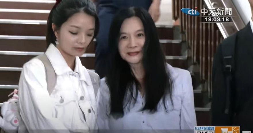影/維持原裁定　應曉薇「女兒牽著走出北院」5度鞠躬致意