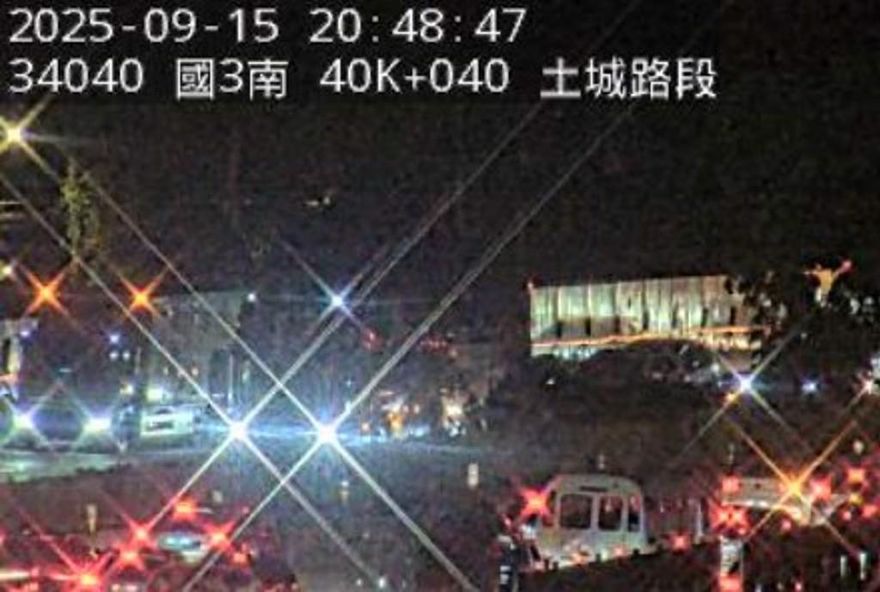 國3土城段出事了！貨車擦撞遊覽車側翻　2人死裡逃生