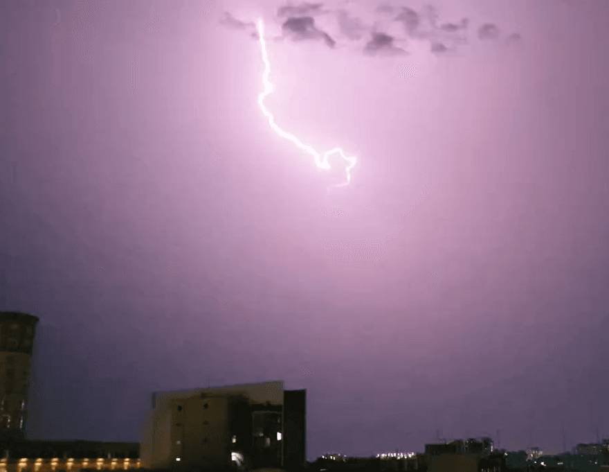 影/天雷滾滾！台南夜空閃電逾1小時　廖大乙急示警：天有異象
